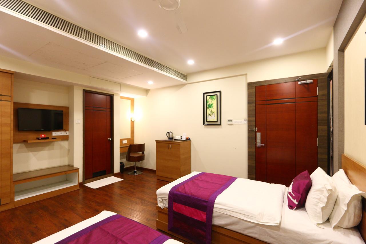 Fabhotel Prime Adore Residency Madras Buitenkant foto